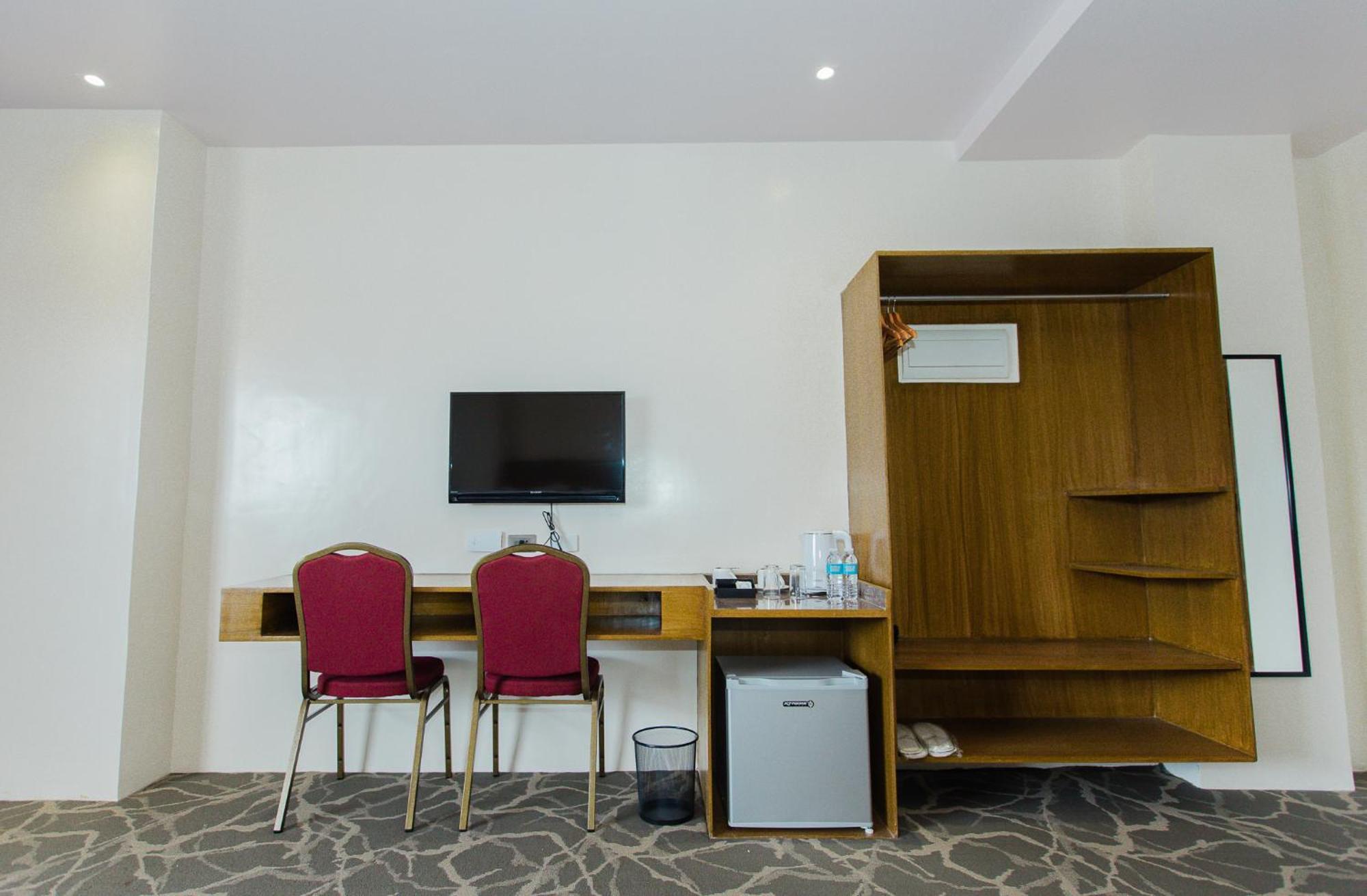 Maxi Hotel And Event Center Tagbilaran Exteriér fotografie