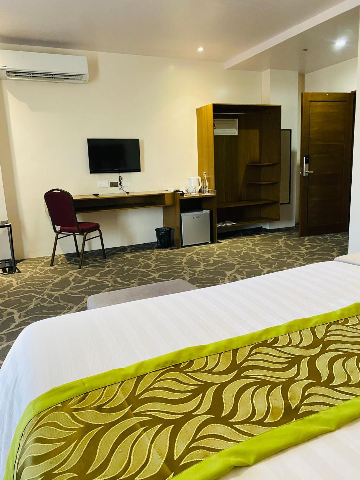 Maxi Hotel And Event Center Tagbilaran Exteriér fotografie